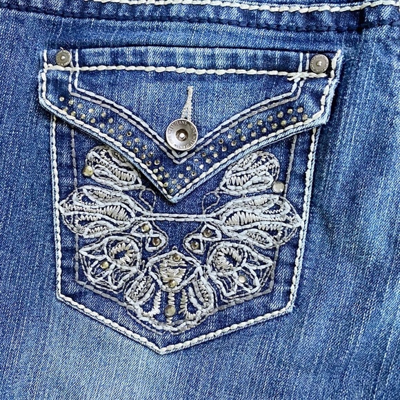 NINE WEST  Date Night Fit Embroidered Rhinestone Capri Jeans‎ - Picture 2 of 7